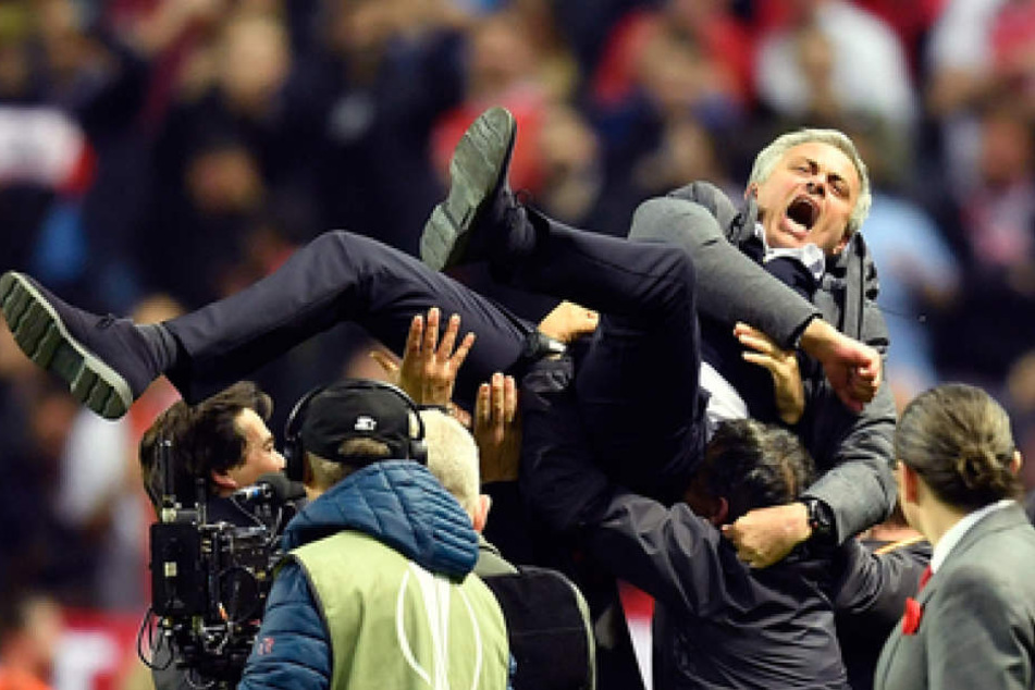 So glücklich sieht Trainer José Mourinho nicht aus, als ihn seine Spieler in die Höhe werfen.
