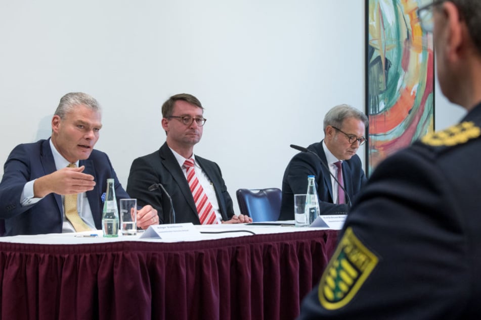 Die Innenminister (v.l.n.r.) Holger Stahlknecht (CDU, Sachsen-Anhalt), Roland Wöller (CDU, Sachsen) und Georg Maier (SPD, Thüringen) stellten gestern in Leipzig neue Ansätze im Kampf gegen Rechtsextremismus vor.