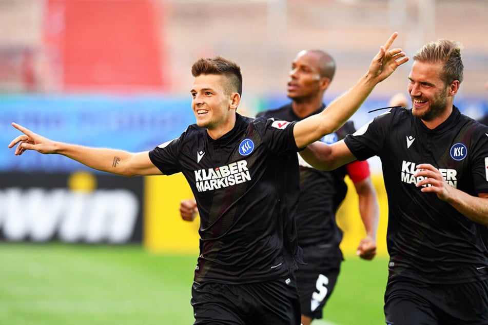 Marvin Wanitzek (l.) feiert mit seinen Kollegen den verwandelten Foulelfmeter zum 2:0.