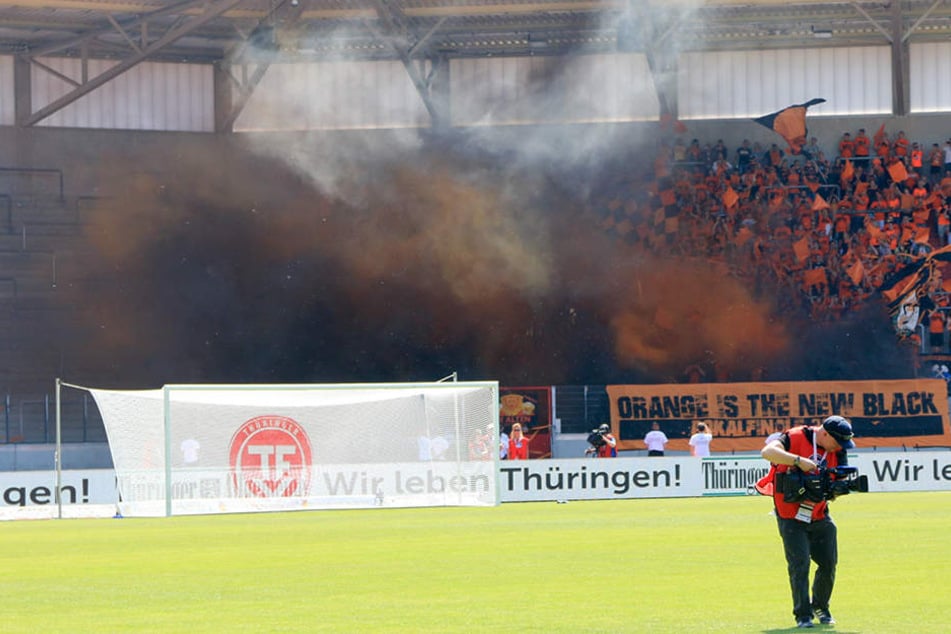 Die Gera Fans zündeten Nebeltöpfe vor Spielbeginn.