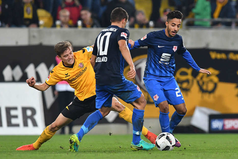 Zwei gegen einen, das ist bei Niklas Hauptmann (l.)mittlerweile ein gewohntes Bild. Auch, dass er immernoch eine Fußspitze an den Ball bekommt.