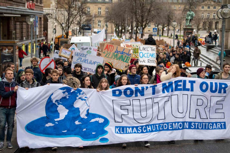 Unter dem Motto "Fridays for Future" gehen Schüler regelmäßig an Freitagen auf die Straßen und demonstrieren für mehr Klimaschutz, wie hier in Stuttgart.