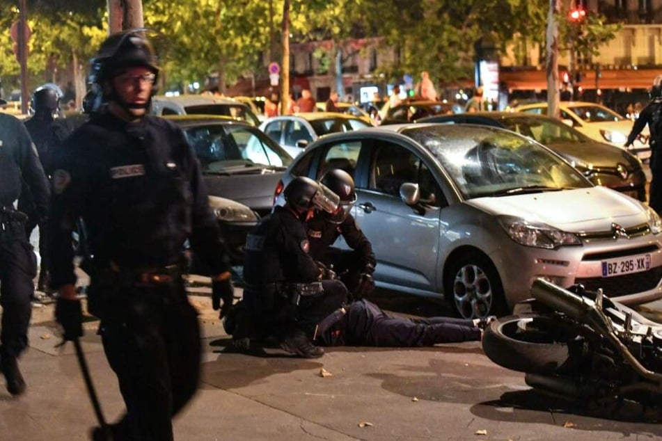 In Paris nehmen Polizisten randalierende Fans fest.