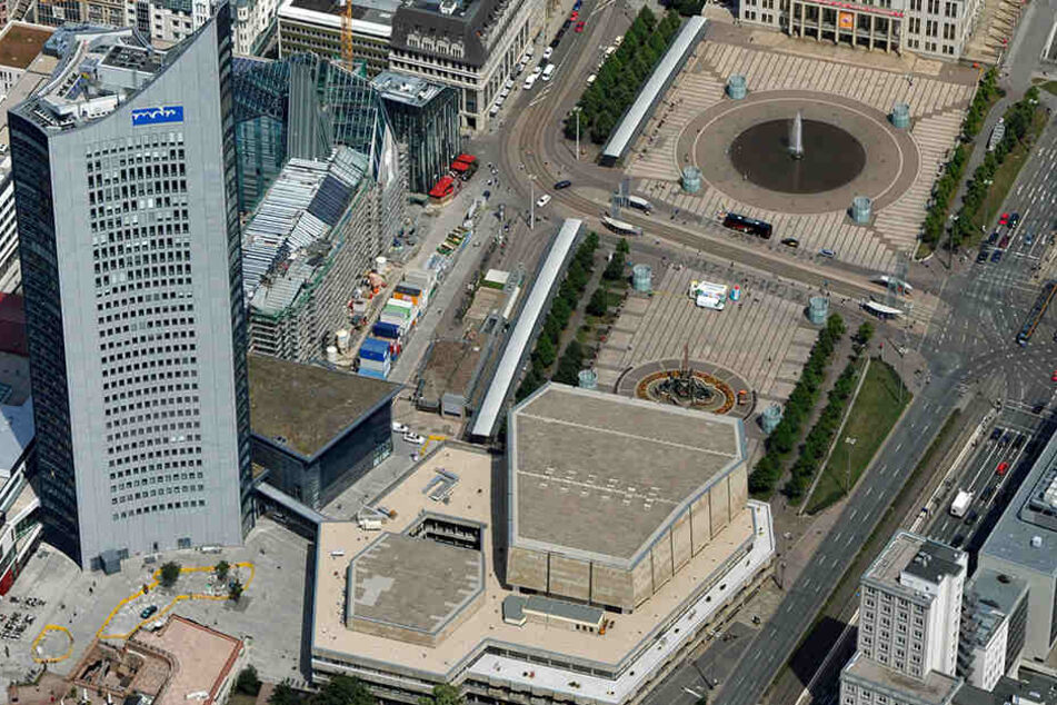 Die Fläche zwischen dem Uniriesen, dem Gewandhaus (rechts) und der Moritzbastei (unten links) soll weiterhin teilweise gesperrt bleiben.