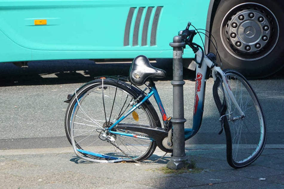 Das Fahrrad nach der Kollision mit einem Sattelzug an der Kreuzung Wilhelmstraße/ Mehringdamm.