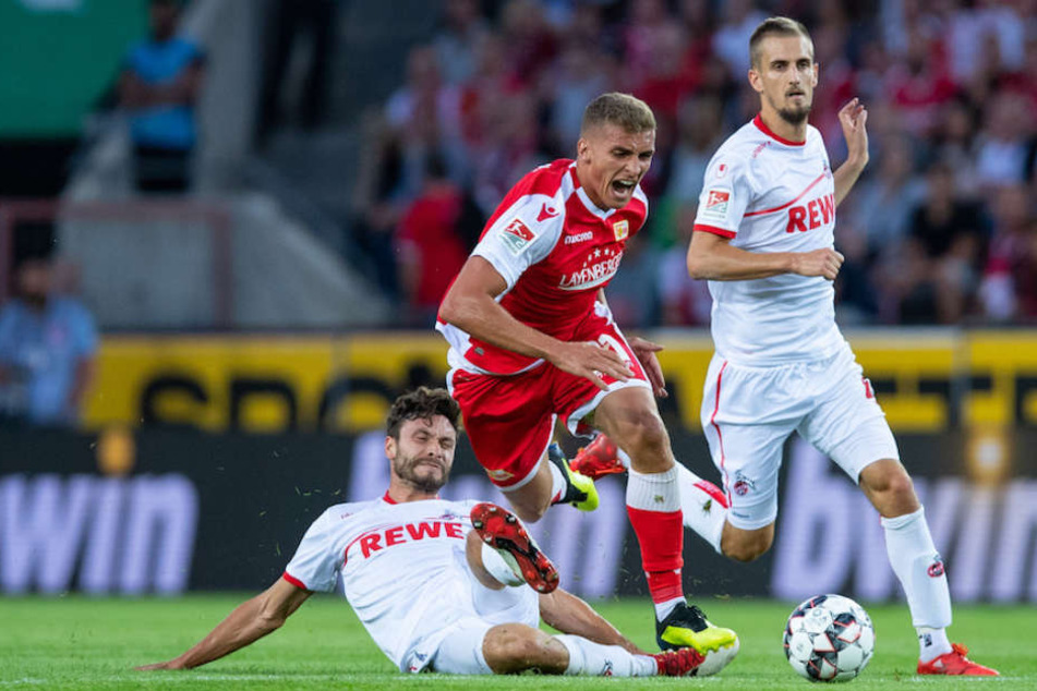 Kölns Nationalspieler Jonas Hector (28) im Zweikampf mit Unions Grischa Prömel (23).