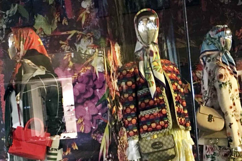 Die Kopftuch-Mode im Breuninger Stuttgart soll von einer Japanerin stammen und den 1950er und 1960er Jahren Hollywoods nachempfunden sein.