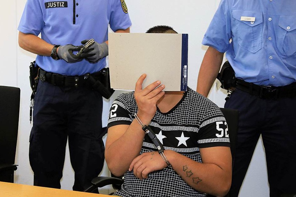 Das traurige Ende einer Hure: Bestatter bringen die Leiche von Noémi M. (†25) in die Gerichtsmedizin. Richard B. (20) soll die Landsfrau umgebracht haben. Das Motiv ist unklar.