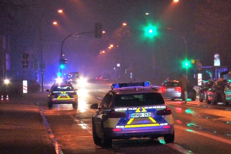 Polizisten sperrten das Gebiet rund um die Sporthalle ab.