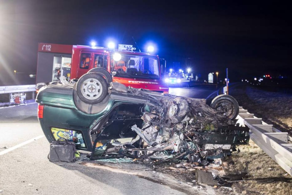 Der VW überschlug sich und landete auf dem Dach.