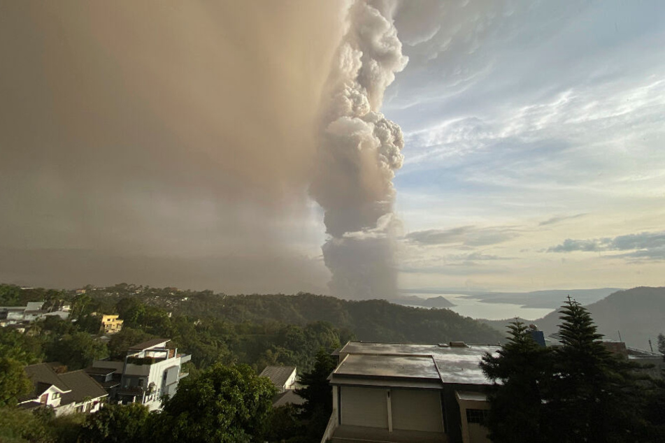 Eine Landschaft in der philippinischen Provinz Cavite, südlich der Hauptstadt, wird während eines Ausbruchs des Vulkans "Taal" von riesigen Rauchwolken überzogen.