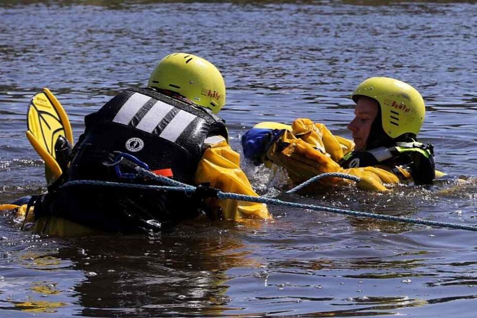 Mit speziellen Anzügen probten die Feuerwehrleute die Personenrettung aus dem Wasser.