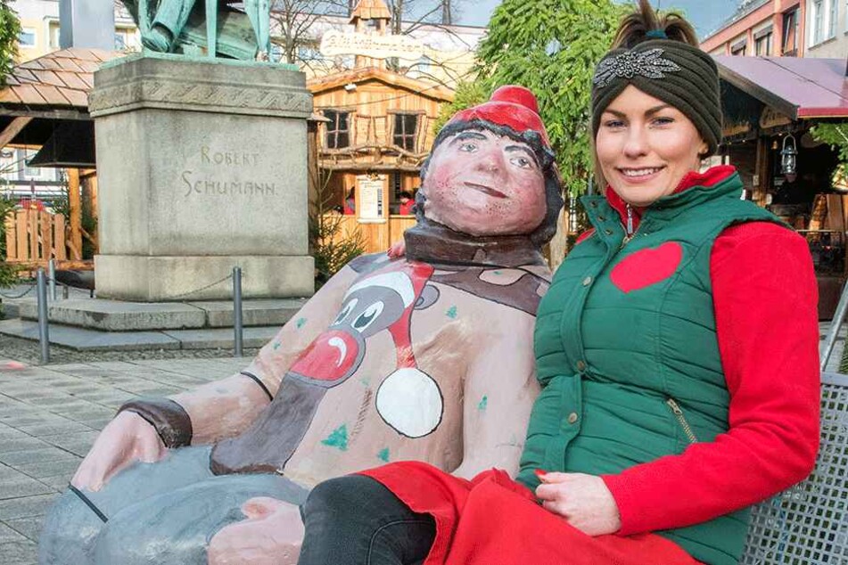 Samanta Walz (22) von der "Zwickauer Wichtelbäckerei" gefallen die großen Weihnachts-Figuren auf den Bänken vor dem Robert-Schumann-Denkmal.