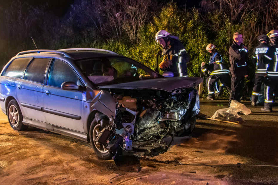 Ein beteiligtes Unfallfahrzeug wird von der Feuerwehr überprüft.
