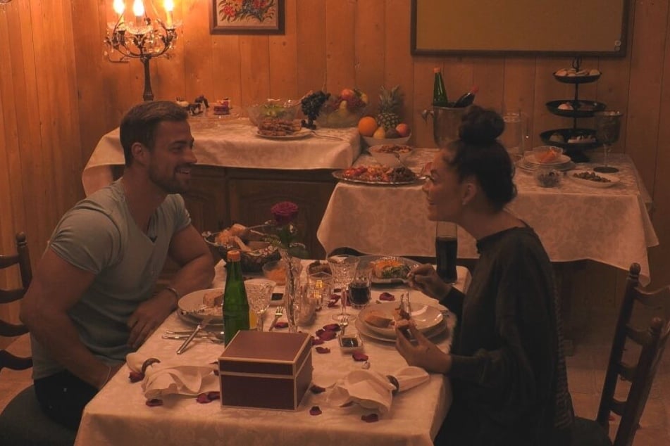 Schlemmten bei einem Candle-Light-Dinner und beantworteten beziehungsrelevante Fragen: die verknallten Tobias Wegener (26) und Janine Pink (32).