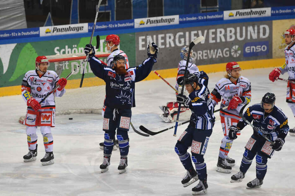 Derbysieg! V.l.: Thomas Pielmeier (#51, Dresden) und Torschütze Dominik Grafenthin (#26, Dresden).