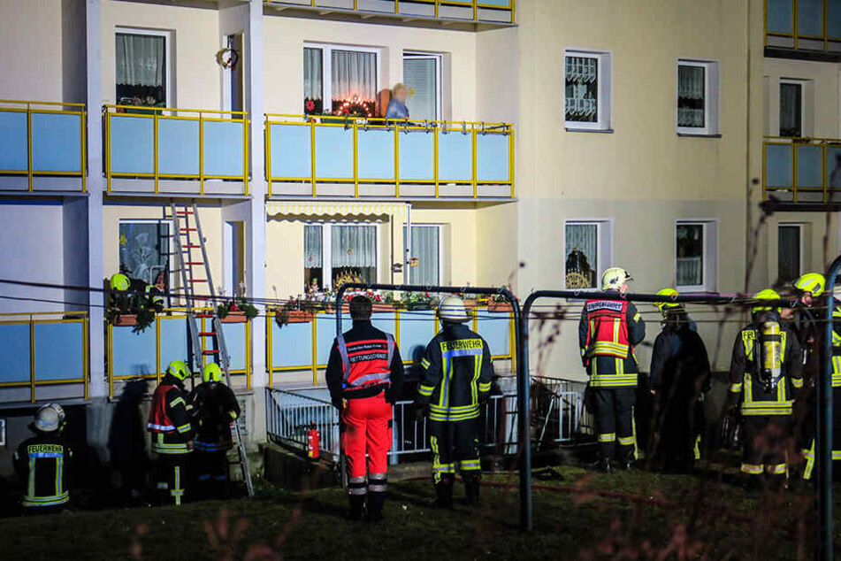 Ein Böller löste in Schwarzenberg offenbar einen Balkonbrand aus. Die Feuerwehr konnte ein Übergreifen auf die Wohnung verhindern.