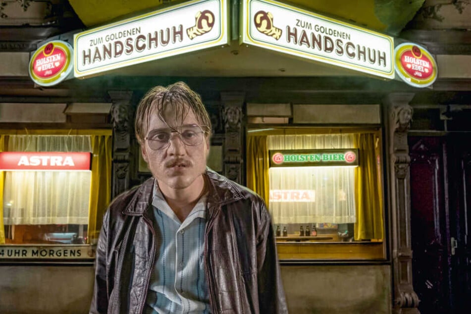 Fritz Honka (Jonas Dassler) vor seiner Stammkneipe "Zum Goldenen Handschuh". Die Spelunke existiert übrigens immer noch, inzwischen mit dem Namenszusatz "Honkastube"