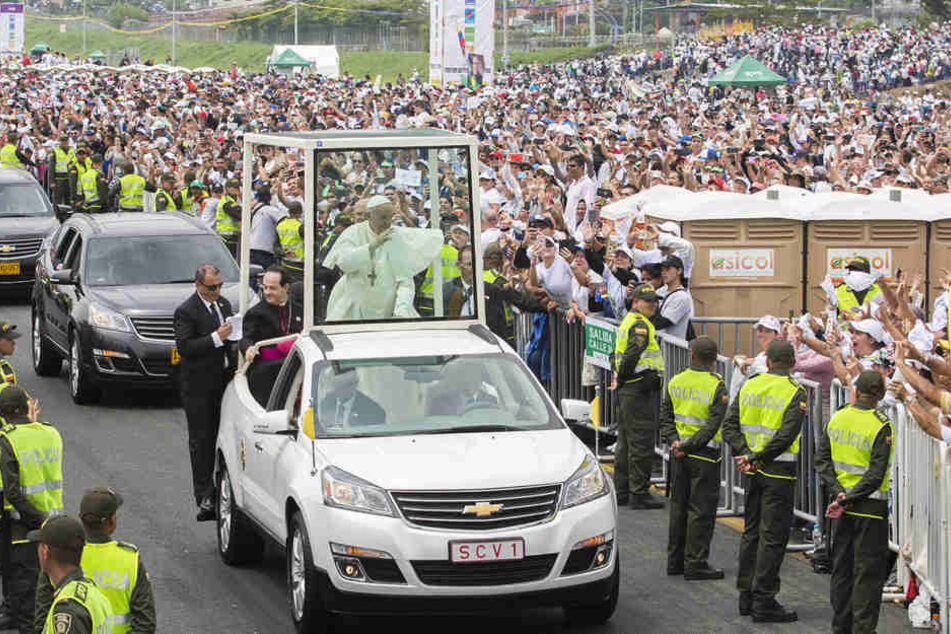 Der Papst ist gerade auf Kolumbien-Reise. In Cartagena musste sein Papamobil stark bremsen.