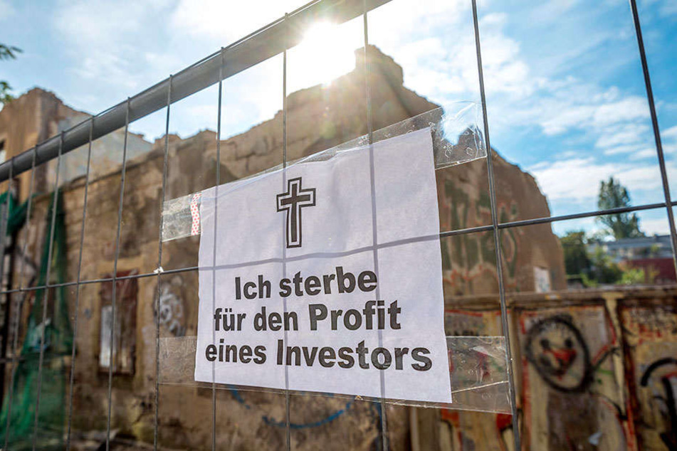 Vor Ort haben Gegner des Abrisses zynische Plakate aufgehängt.