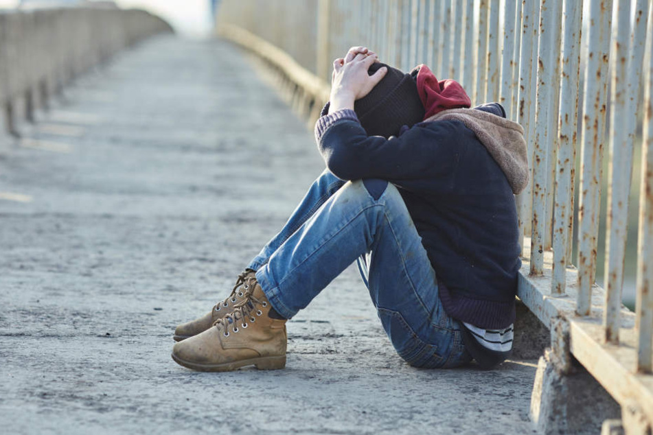 Von den Angreifern wurde der 17-Jährige auf den Boden geschubst (Symbolbild).