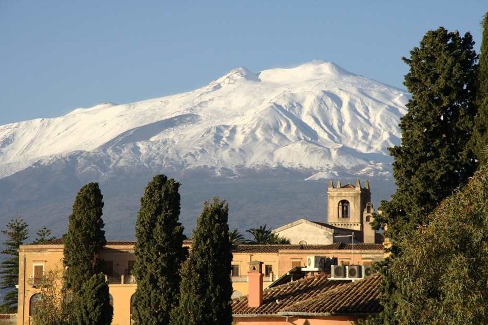 Der schneebedeckte Ätna von
Taormina aus betrachtet.