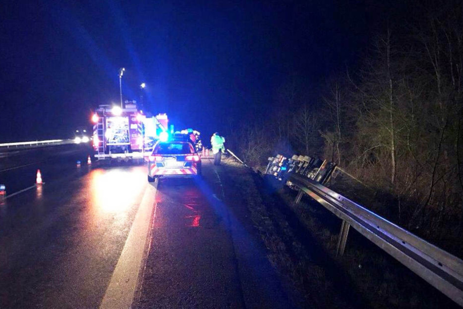 Der Lkw krachte durch die Leitplanke. Der Fahrer überlebte den Unfall nicht.