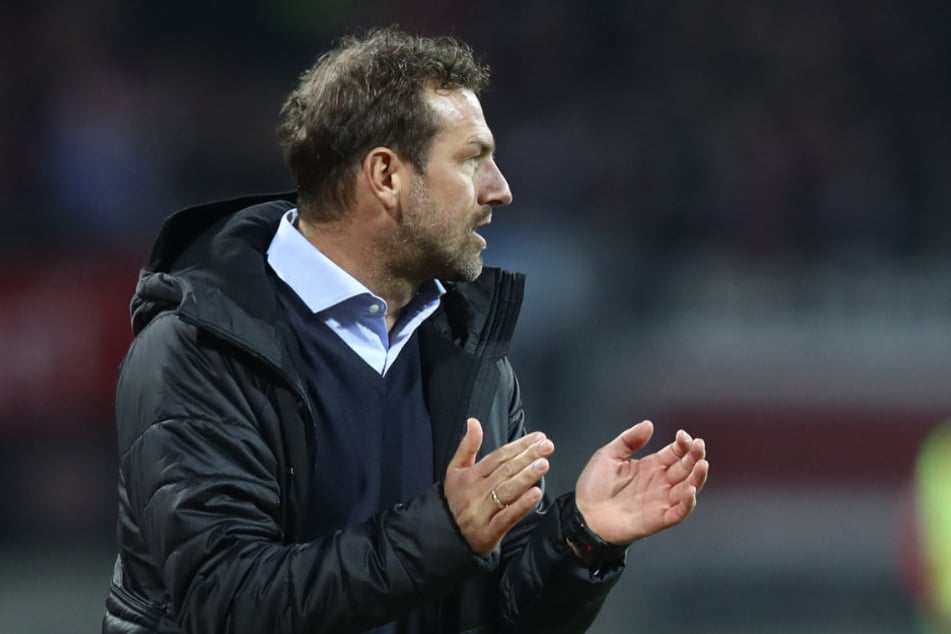 VfB-Coach Markus Weinzierl feierte beim Auswärtsspiel beim 1. FC Nürnberg seinen ersten Sieg.