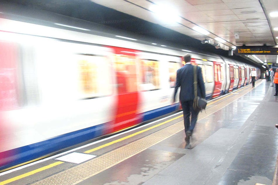 Wenn sie es schafft, vermeidet es eine Frau mit großem Dekolleté mit der U-Bahn durch London zu fahren.