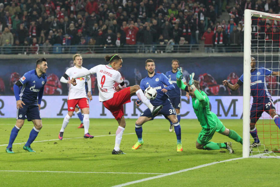 Schalke-Torhüter Ralf Fährmann, hier im Spiel gegen RB Leipzig, kehrt in einer Woche in seine Heimatstadt zurück. Als 14-Jähriger verließ er den CFC und wechselte zu Schalke 04.