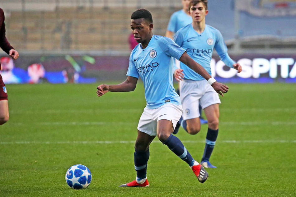 Rabbi Matondo, hier im Einsatz für Manchester Citys U23, verstärkt den FC Schalke 04.