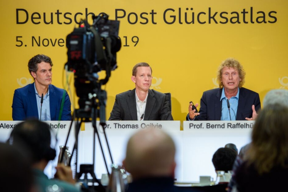 Alexander Edenhofer, Thomas Ogilvie und Bernd Raffelhüschen (v.l.n.r.) stellen gemeinsam den den Glücksatlas 2019 vor.