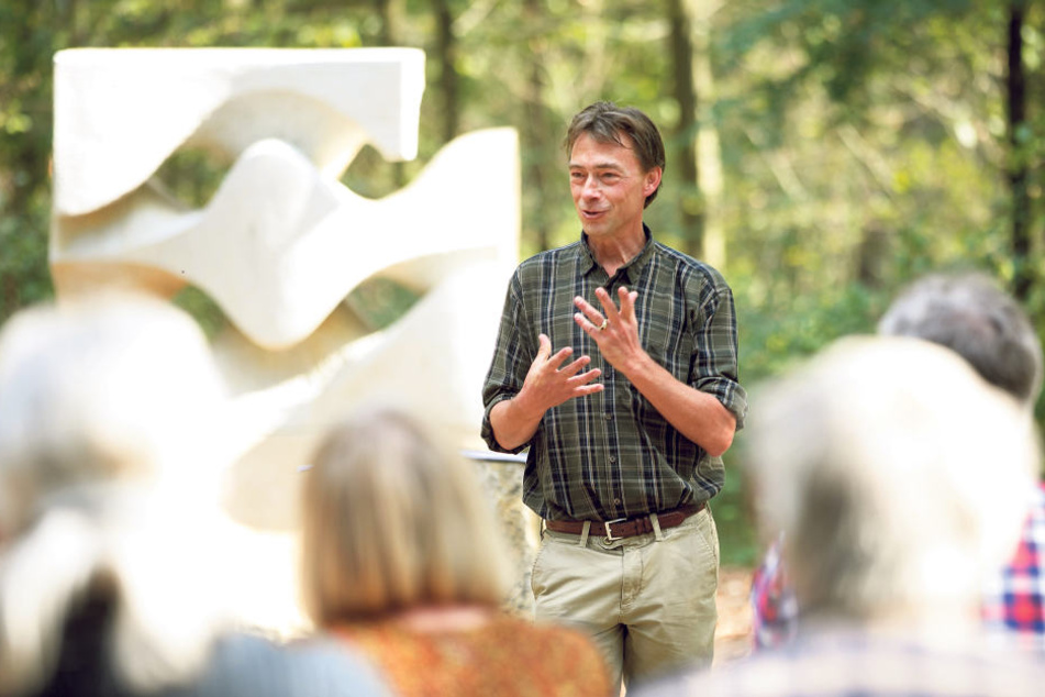 Prinz Daniel von Sachsen beantwortet auf dem Andachtsplatz seines Bestattungswaldes die Fragen von Interessenten zur „Naturruhe Friedewald“.