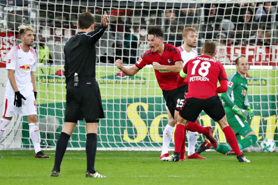 Robin Koch ballt die Fäuste, dreht mit lautem Schrei zum Torjubel ab. Sein Treffer zum 2:1 besiegelte die Leipziger Niederlage.