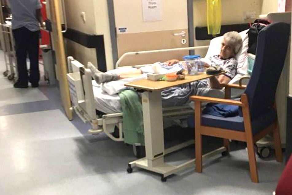 Eine ältere Frau musste mehrere Tage im Krankenhaus-Korridor verbringen.