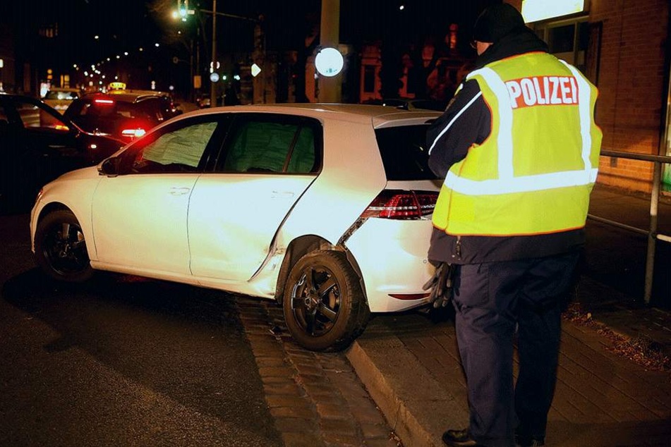Ein Polizist dokumentiert den Schaden.
