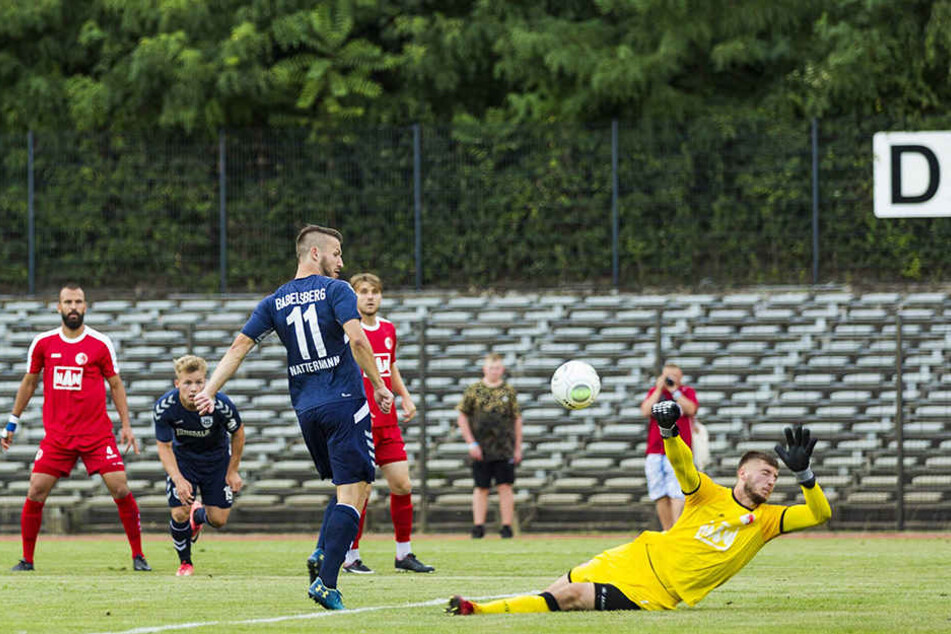 Tom Nattermann, der hier BAK-Torhüter Pascal Kühn überwindet, hat in 18 Spielen 15 Mal getroffen. Auf ihn müssen die Chemnitzer am Samstag besonders achten.