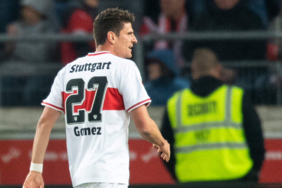 Hier schlendert VfB-Stürmerstar Mario Gomez gegen Gladbach über den Platz: Ist er gegen Hertha BSC zurück in der Startelf?