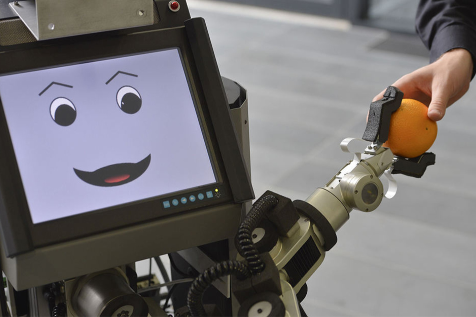 Der CITEC-Roboter "ToBi" tritt bei dem "RoboCup German Open" gegen andere Roboter an.