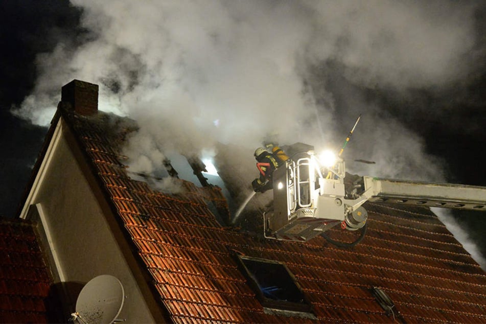 Die Feuerwehr hat den Brand im Dachstuhl schnell löschen können.