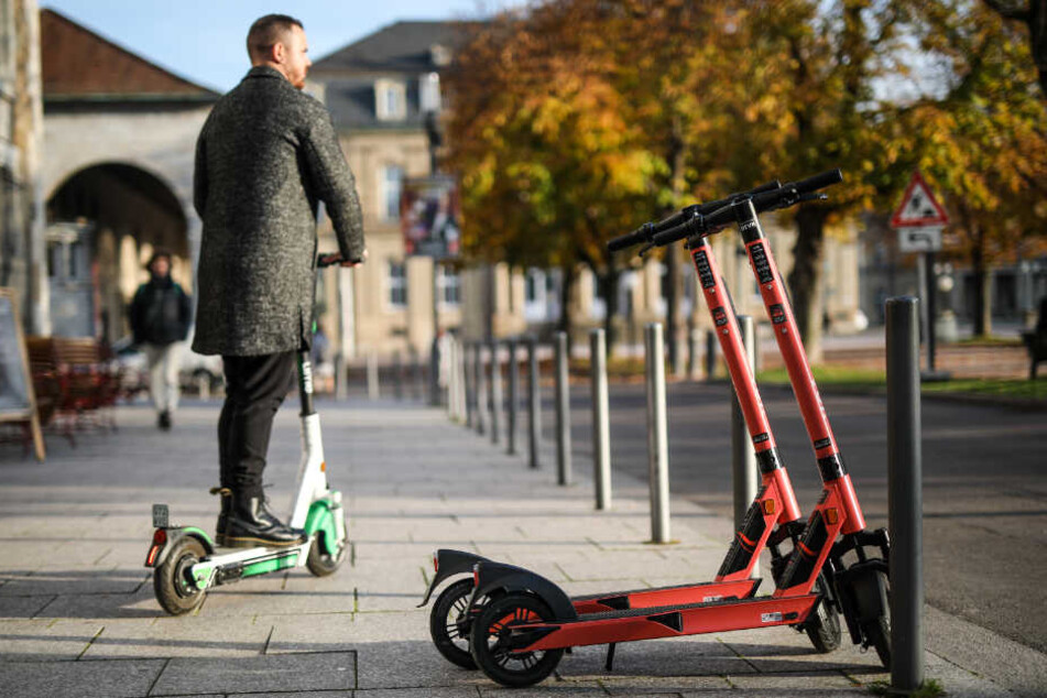 Ein Mann fährt auf einem E-Scooter in Stuttgart.
