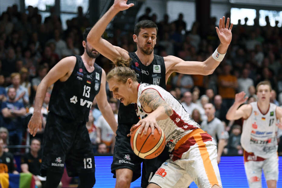 Hamburgs Jannik Freese (v.l.), Andrew Barham und der Chemnitzer Malte Ziegenhagen in Aktion.