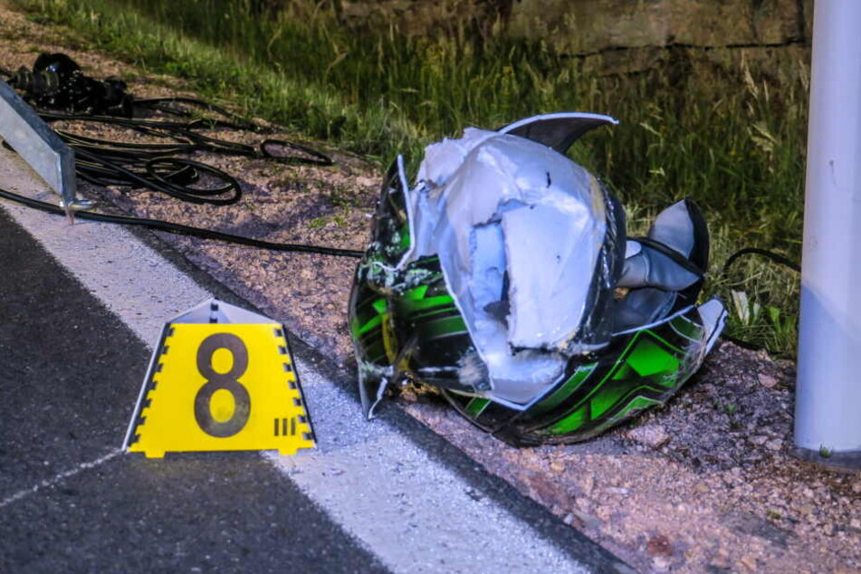 Der Helm zerbrach bei dem Aufprall.