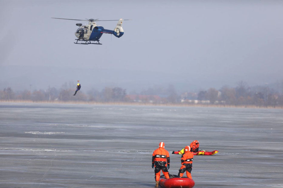 Die Rettungskräfte suchten mit Booten und einem Hubschrauber nach dem Vermissten.