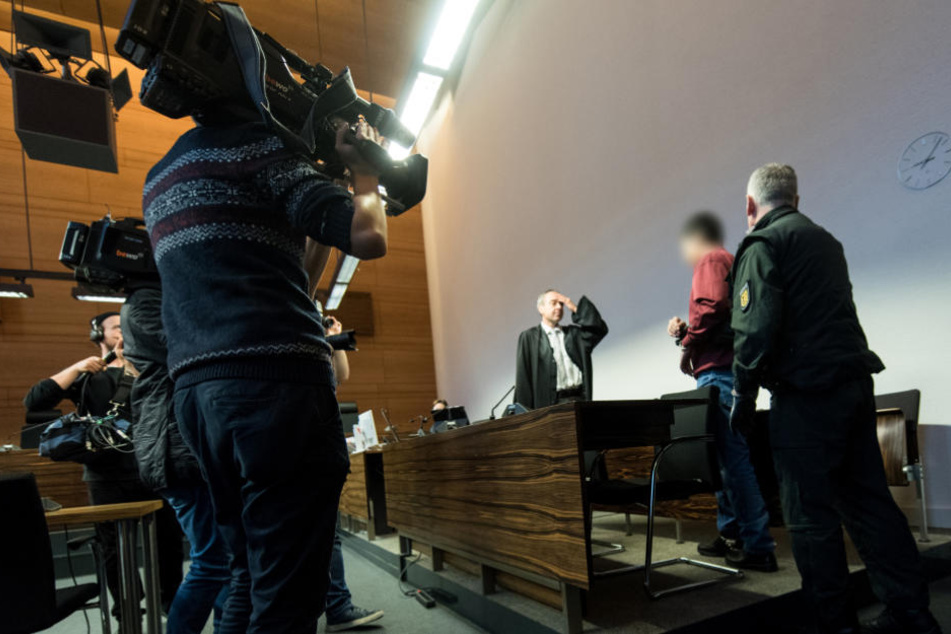 Der Angeklagte Hussein K. (Zweiter von rechts).