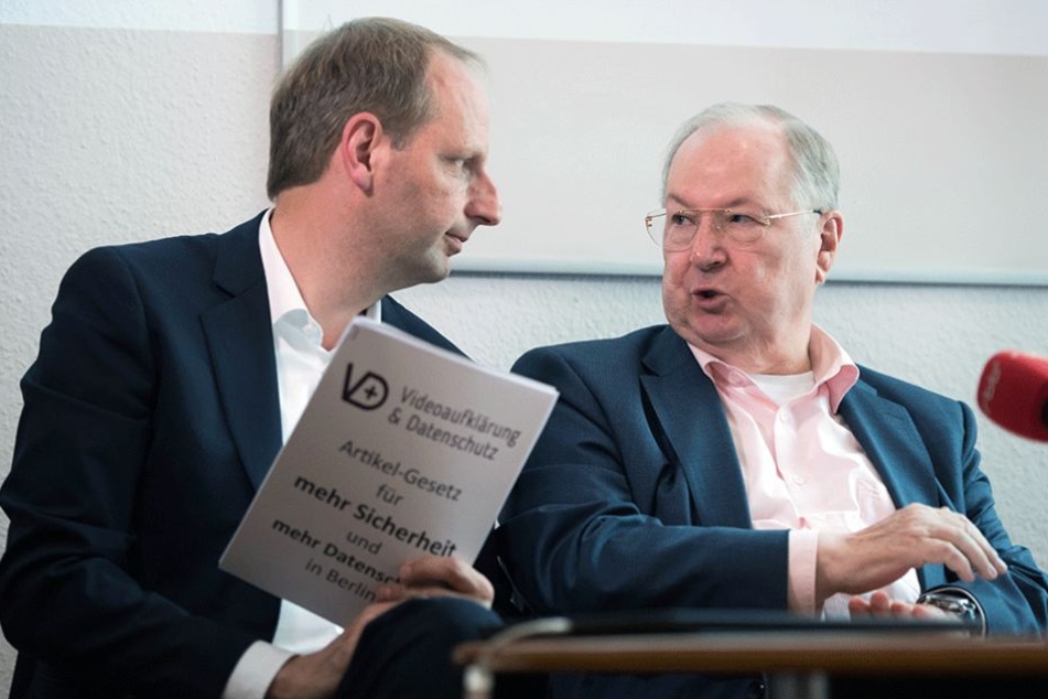 Berlins früherer Innensenator Thomas Heilmann (l, CDU) und der frühere Bezirksbürgermeister von Neukölln, Heinz Buschkowsky (SPD), während der Pressekonferenz für mehr Videoüberwachung.