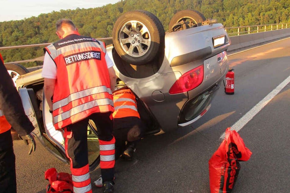 Feuerwehr und Rettungsdienst versorgten die verunfallten Personen.