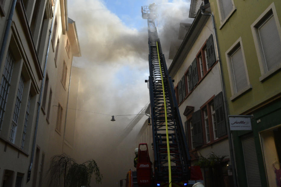 Einsatzkräfte am Sonntag in der St.-Anna-Gasse.