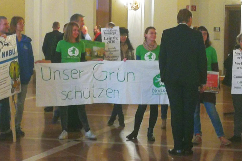Vor der Ratssitzung im November übergab das Netzwerk "Leipzig kohlefrei" Oberbürgermeister Burkhard Jung (3. v. r.) die Petition mit etwa 2000 Unterschriften.