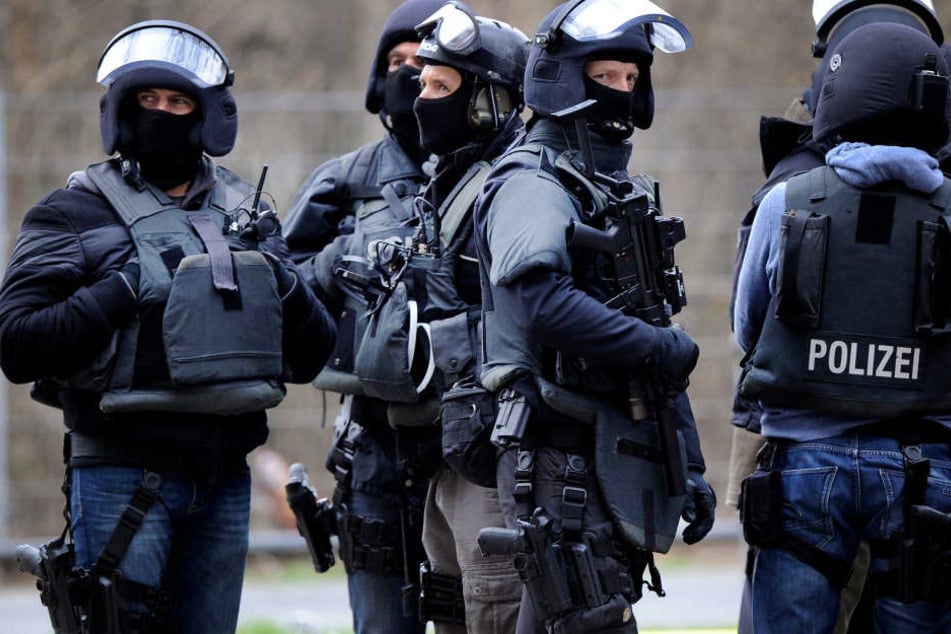 In einer Polizeiaktion wurden bundesweit Durchsuchungen durchgeführt und menschen festgenommen.